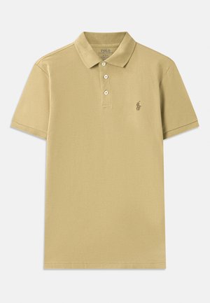 Polo shirt kaki din bumbac, cu guler clasic, mâneci scurte, închidere cu trei nasturi și un logo brodat pe piept.