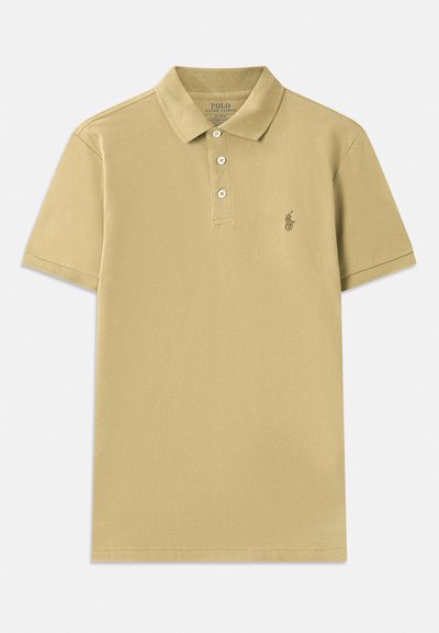Kaki polo majica iz bombaža, z klasičnim ovratnikom, kratkimi rokavi, trojnim gumbom in vezenim logotipom na prsih.