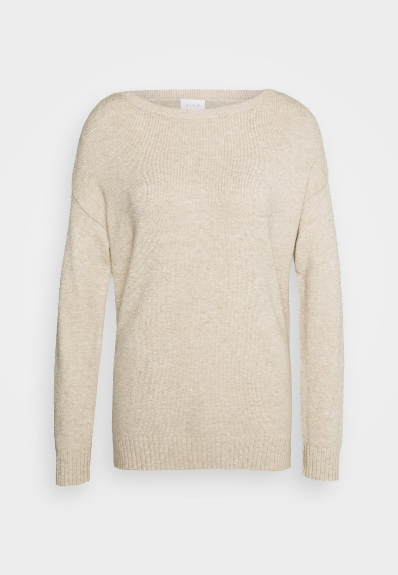 Pull en maille beige à manches longues avec col rond et poignets et ourlet côtelés, présenté sur un fond gris clair.