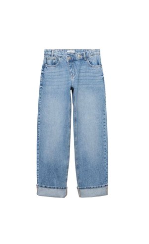Jeans de denim azul claro con corte recto, dobladillos ajustados, costuras visibles, diseño de cinco bolsillos y cierre de botón.