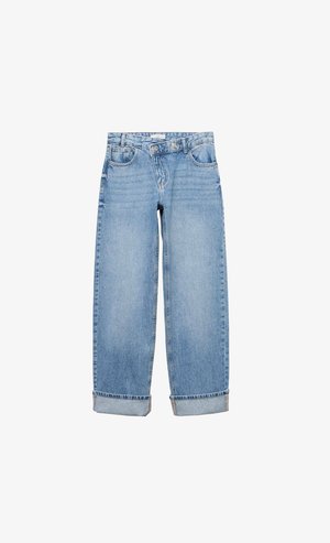 Lyseblå denim jeans med lige pasform, oppbrettede kanter, synlig syning, fem-lomme design og knappelukning.