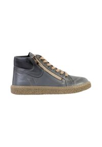 Zapatilla alta de cuero gris con cordones beige, cremallera lateral, suela de goma texturizada y acabado suave. Cobertura moderada del tobillo y detalle de costura.