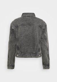 Giacca in denim grigio con design corto, colletto standard, maniche lunghe e dettagli di cuciture visibili. Bottoni decorativi all'orlo.