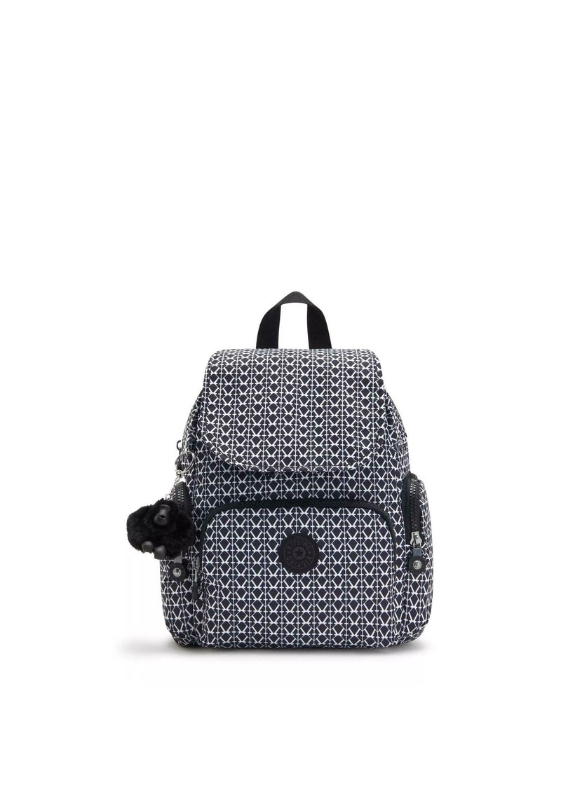 Hintergrundmuster in Marineblau, Rucksack mit Klappe und Reißverschluss, ausgestattet mit einer Vordertasche und einem schwarzen Kunstfell-Pom-Pom zur Verzierung.