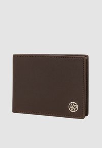 Portafoglio in pelle marrone con texture liscia, design bifold, cuciture visibili e un accento in metallo con logo sul davanti.