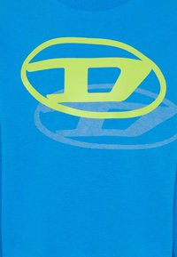 Maglietta di cotone blu con un grande logo giallo e un contorno dello stesso design in un blu più chiaro, con scollo rotondo e maniche corte.