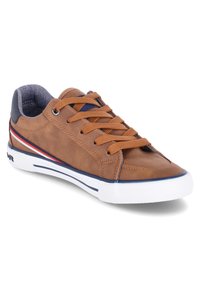 Sneaker casual marrone con lacci arancioni, suola bianca, dettagli a strisce blu e rosse, e colletto imbottito blu.