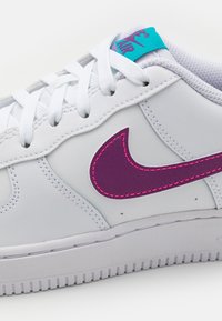 Nike Sportswear AIR FORCE Sneaker low white/viotech/hyper