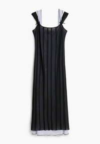Čierne priesvitné šaty s vertikálnymi pruhmi, s tenkými ramienkami viazanými na pleciach a s vrstvenou látkou, pričom majú svetlejší spodný sukničku.