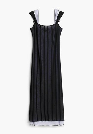 Zwarte doorschijnende jurk met verticale strepen, voorzien van dunne bandjes die op de schouders zijn geknoopt en gelaagd stof, met een lichtere onderrok.