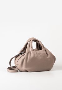 Borsa in pelle di un morbido taupe, caratterizzata da una forma arrotondata, manici superiori e una tracolla staccabile. Superficie testurizzata con chiusura a zip.