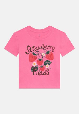 Roosa puuvillane T-särk, millel on graafiline trükk maasikatest ja lillest koos tekstiga "Strawberry Fields" julgete mustade tähtedega.