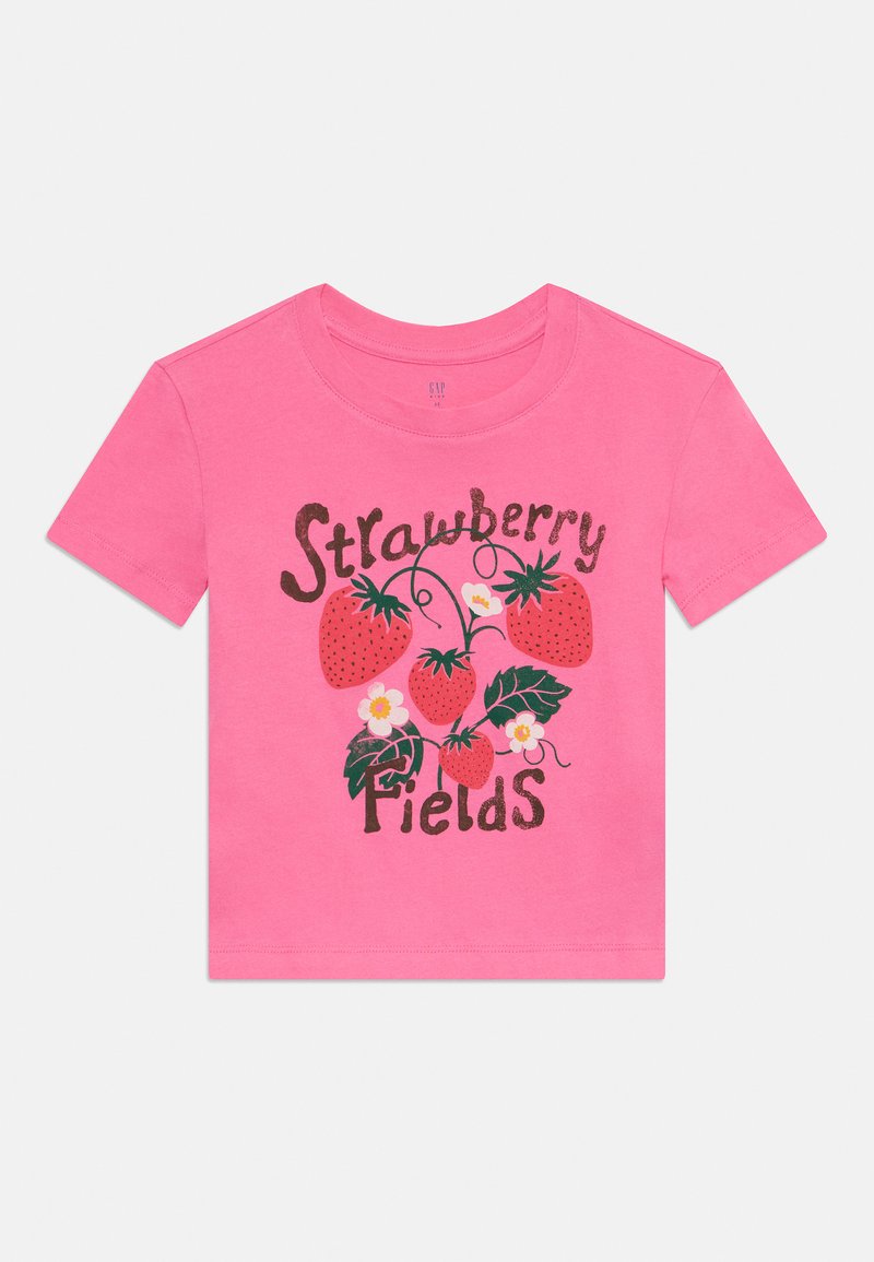 T-shirt de algodão rosa com uma estampa gráfica de morangos e flores, com o texto "Strawberry Fields" em letras negritas e pretas.