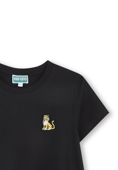 T-shirt noir à manches courtes avec un petit tigre brodé en jaune et blanc sur le côté gauche de la poitrine ; fabriqué en coton doux.