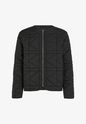 Veste noire matelassée avec des coutures géométriques, fermeture éclair à l'avant et nom de la marque discrètement embossé sur la poitrine gauche.