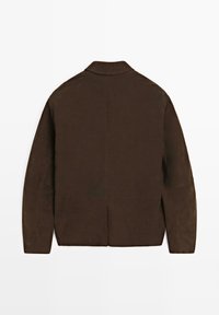 Giacca marrone con una texture liscia, colletto e maniche lunghe. Design semplice senza motivi visibili o elementi di ferramenta.