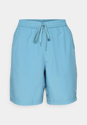 Shorts de bain bleu clair en tissu lisse, dotés d'une taille élastique avec cordon de serrage et de poches latérales pour plus de commodité.