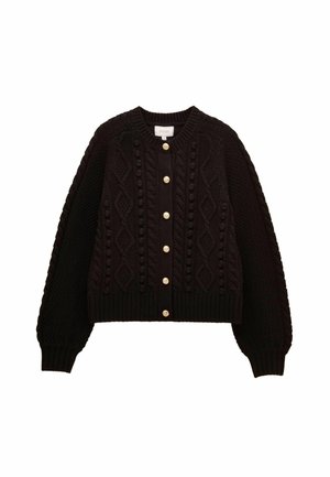 Schwarzer Strickcardigan mit Kabelstrickmustern, rundem Ausschnitt und sechs großen goldfarbigen Knöpfen vorne. Kurze Passform.