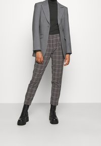 VILA Tygbyxor - brown