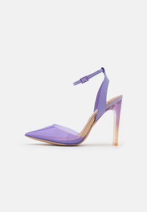 Liukupäällinen violetti korkokengä, jossa on terävä kärki ja läpinäkyvä nilkkahihna. Korko on ombre-efektillä, joka siirtyy läpinäkyvään.