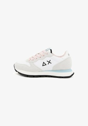 Witte en beige sneaker met roze veters, zwarte zool, blauwe tussenzooldetails en zwarte driehoek- en kruisymbolen aan de zijkant.
