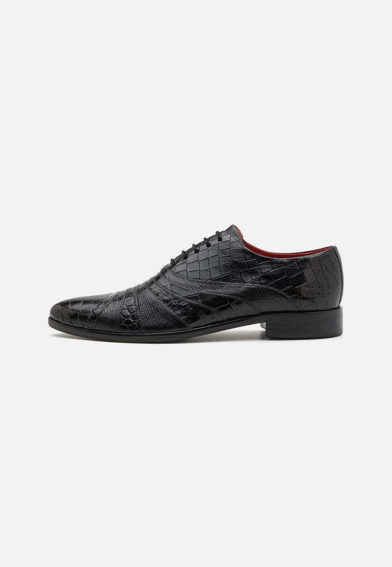 Scarpa in pelle nera con motivo testurizzato in pelle di coccodrillo. Caratterizzata da un design con lacci, punta arrotondata e una sottile suola in gomma.