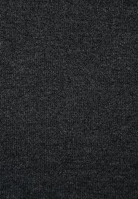Tessuto lavorato a maglia grigio scuro con una fine trama, caratterizzato da sottili variazioni di tonalità e densità, che creano una superficie uniforme e consistente.
