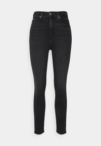 Jeans skinny negros de talle alto fabricados en denim, con cierre de botón y cremallera, cinco bolsillos y una textura suave.