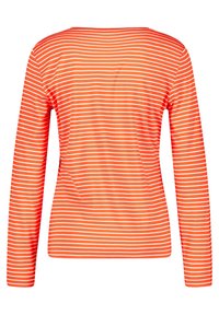 Langarmshirt in leuchtendem Orange mit weißen horizontalen Streifen. Verfügt über einen weiten Ausschnitt und eine figurbetonte Form. Weicher Stoff.