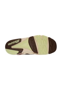 La suola della scarpa presenta un design a strati con una base in gomma marrone, un intersuola verde chiaro e una superficie testurizzata per la trazione. Logo in evidenza.