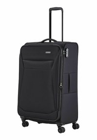 Valise noire avec une finition texturée, poignée rétractable, poche latérale et quatre roues pour la mobilité. Ouverture à fermeture éclair, design minimaliste.