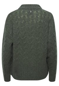 Dunkelgrüner gestrickter Pullover mit einem strukturierten Zopfmuster, mit einem gerippten Kragen und Bündchen sowie einem kleinen Logo am hinteren Halsauschnitt.