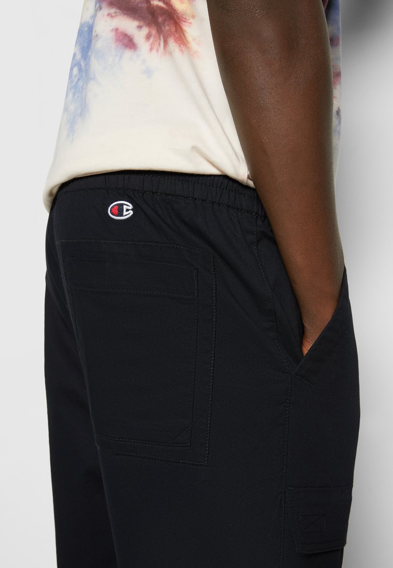 Herren Trainingsanzüge | Champion Rochester CUFF PANTS Jogginghose black/schwarz - IQ99728 Herren Trainingsanzüge | Champion Rochester CUFF PANTS Jogginghose black/schwarz - IQ99728