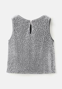 Hopeinen hihaton paita, jossa on teksturoitu paljettimekko, pyöreä pääntie ja avainreikäselkä, jossa pieni nappikiinnike.