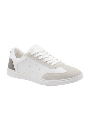 Witte lage sneaker met grijze suède accenten, witte veters, perforaties aan de zijkant en een witte rubberen zool.