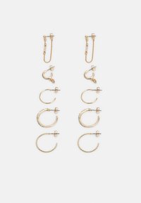 Conjunto de seis pares de brincos em tom dourado, apresentando vários designs de argolas, acentos texturizados e um brinco em corrente com um detalhe em joia.