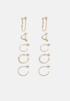 Conjunto de seis pares de brincos em tom dourado, apresentando vários designs de argolas, acentos texturizados e um brinco em corrente com um detalhe em joia.