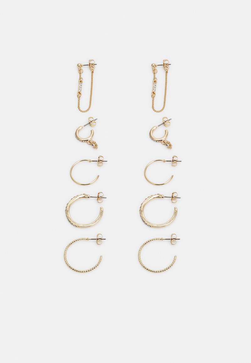 Conjunto de seis pares de brincos em tom dourado, apresentando vários designs de argolas, acentos texturizados e um brinco em corrente com um detalhe em joia.