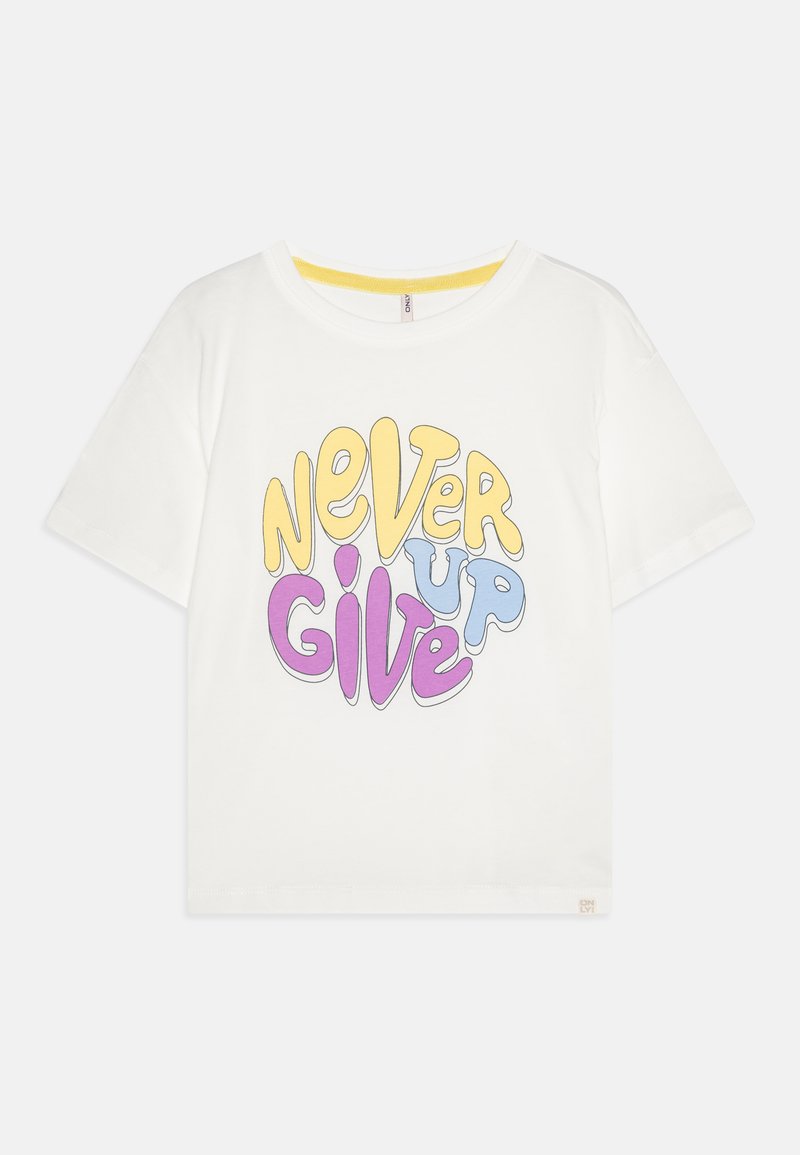 Hvid t-shirt med korte ærmer, der har multicolor tekst med teksten "NEVER GIVE UP" i gule, blå og lilla stiliserede skrifttyper.