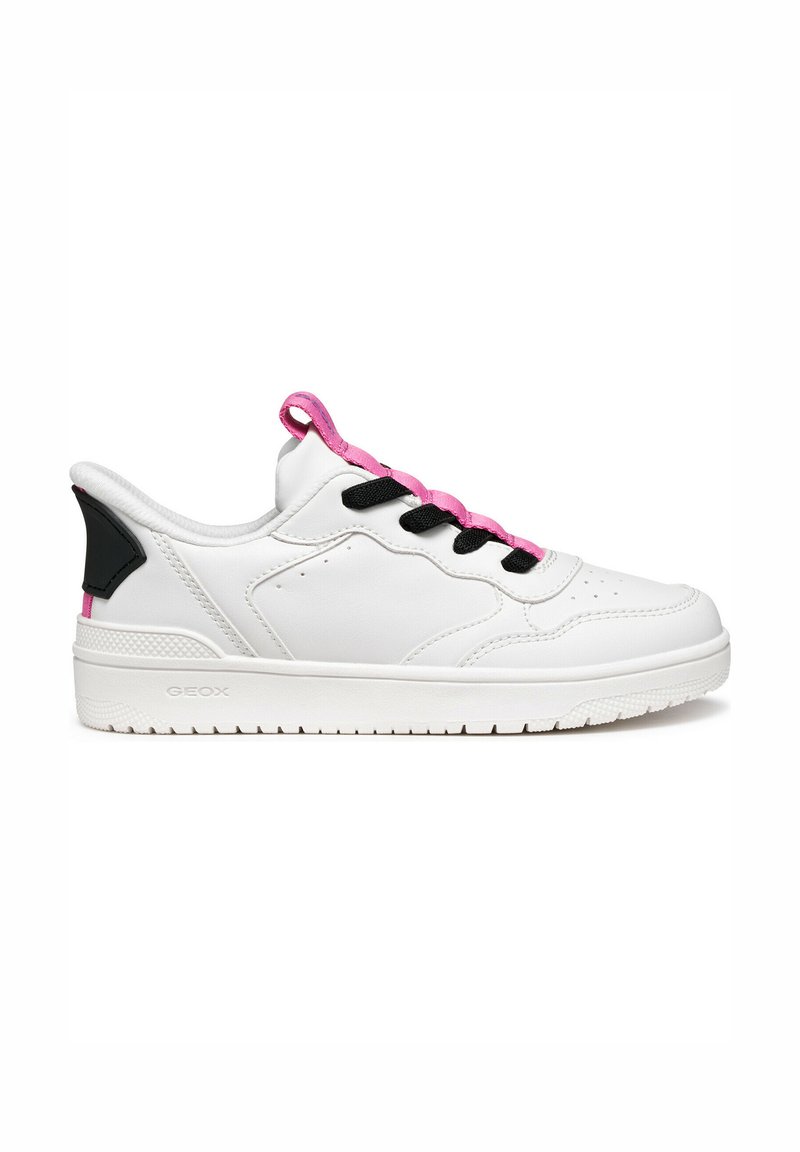 Weiße Ledersneaker mit pinken Schnürsenkeln, schwarzem Akzent an der Ferse und strukturiertem Schuhsohle. Mit runder Zehenpartie und Perforationen für Atmungsaktivität. Geox-Branding.