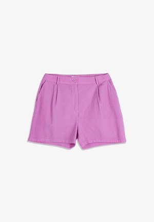 Shorts en tissu violet texturé avec fermeture à boutons à l'avant, passants pour ceinture, plis et poches latérales, disposés à plat sur un fond blanc.