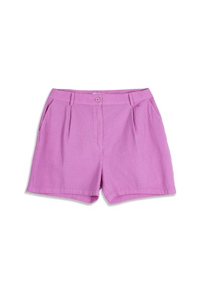 Shorts en tissu violet texturé avec fermeture à boutons à l'avant, passants pour ceinture, plis et poches latérales, disposés à plat sur un fond blanc.