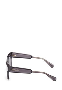 Ochelari de soare cu un cadru transparent de culoare gri închis, design rectangular, accente din metal aurit și teme plate, late. Logo-ul brandului pe lateral.