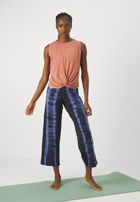 Yogasearcher TWISTED - Top - cedar