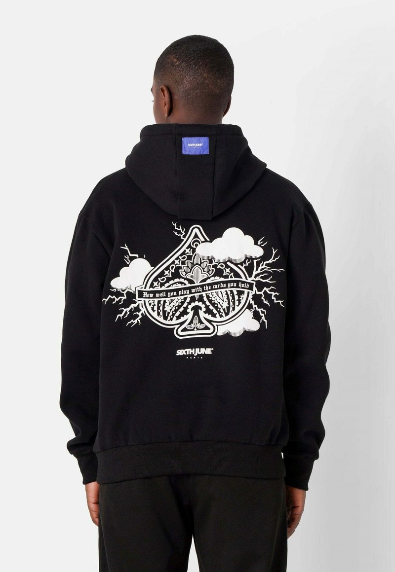 Sudadera negra con una gran gráfica blanca que presenta un símbolo de as, rayos y nubes en la parte posterior. Puños y cinturilla acanalados.
