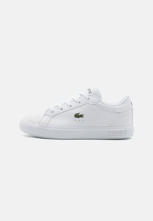 Weiße Leder-Tennisschuhe mit runder Zehenpartie, flacher Sohle, Schnürung, gesticktem grünen Krokodil-Logo und minimalistischem Design.