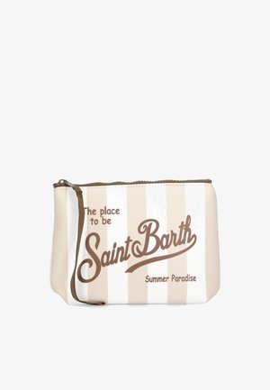 Piccola pochette beige e bianca a righe con cerniera marrone e scritta "The place to be Saint Barth Summer Paradise" in caratteri marroni.