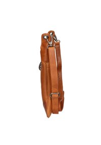 Borsa a tracolla in pelle marrone con un profilo slim, dotata di una tracolla staccabile e accenti in metallo. Texture liscia e design strutturato.