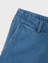 Blå denimjeans med en mjuk textur, som har en klassisk midja, sömnadsdetaljer och snedställda framfickor.