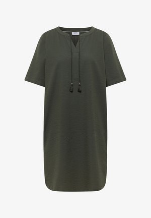 Robe ample manches courtes vert foncé en tissu texturé, ourlet arrondi, col en V avec deux liens pompons tressés au niveau de l'encolure.